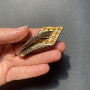 Vtg. 1930’s Unmarked Crown Trifari? *Extreamly Rare* Gold Tone Rhinestone Brooch